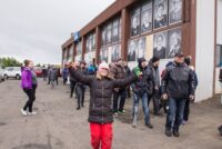 Risa andlitsmyndir af eldra fólki límdar uppá húsveggi
