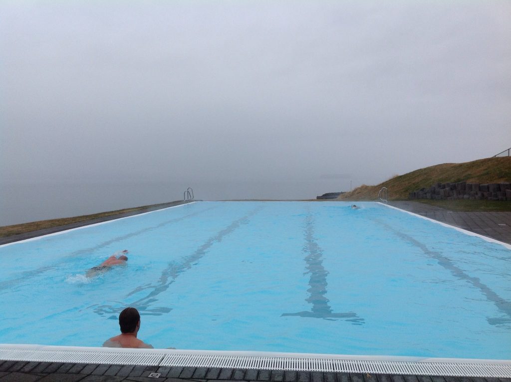 Sundlaugar opnar lengur um helgar í sumar