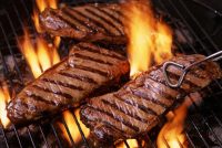 Hvers vegna kviknar í steikinni á grillinu?