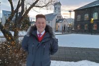 Þegar klukkurnar klingdu föðmuðust allir