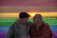 Hrökklast eldra fólk aftur inn í skápinn?