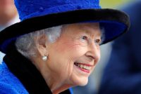Englandsdrottning fúlsar við elliverðlaunum
