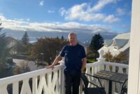 Fór snemma á eftirlaun og fluttist til Íslands