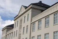Gripið til meiri takmarkana en faraldurinn krefst