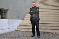 Mörgæsin Mísha kastaði sér út í baðkerið