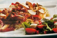 Hátíðarpastasalat með grænmeti og kjúklingi
