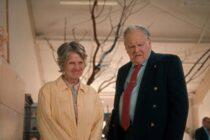 Klara les Lifðu núna og ýtir við Felix