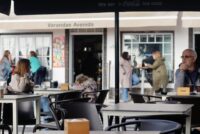 Græn eyja og gufustrókar