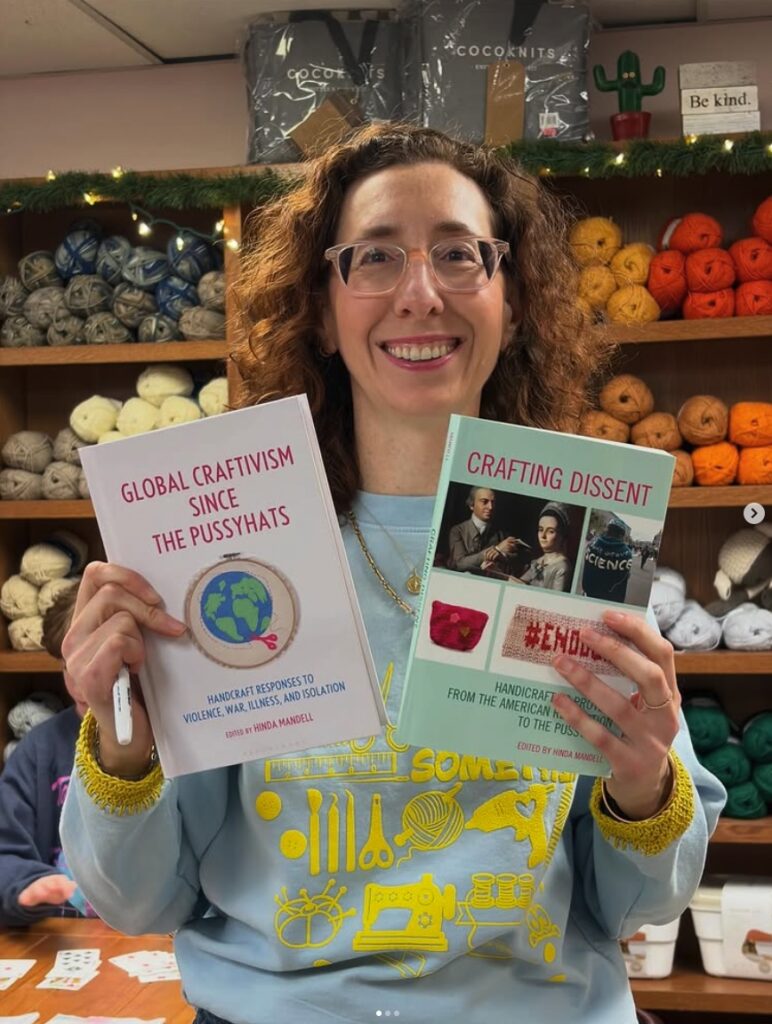 Gefur garn og glæðir notaðar flíkur nýju lífi