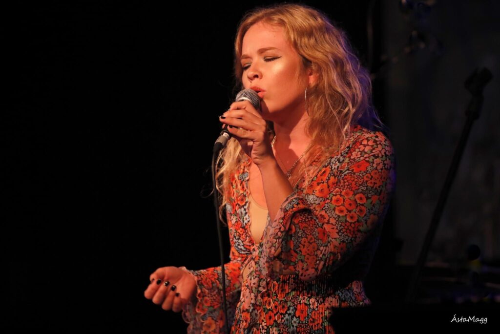 Út og suður, norður og niður